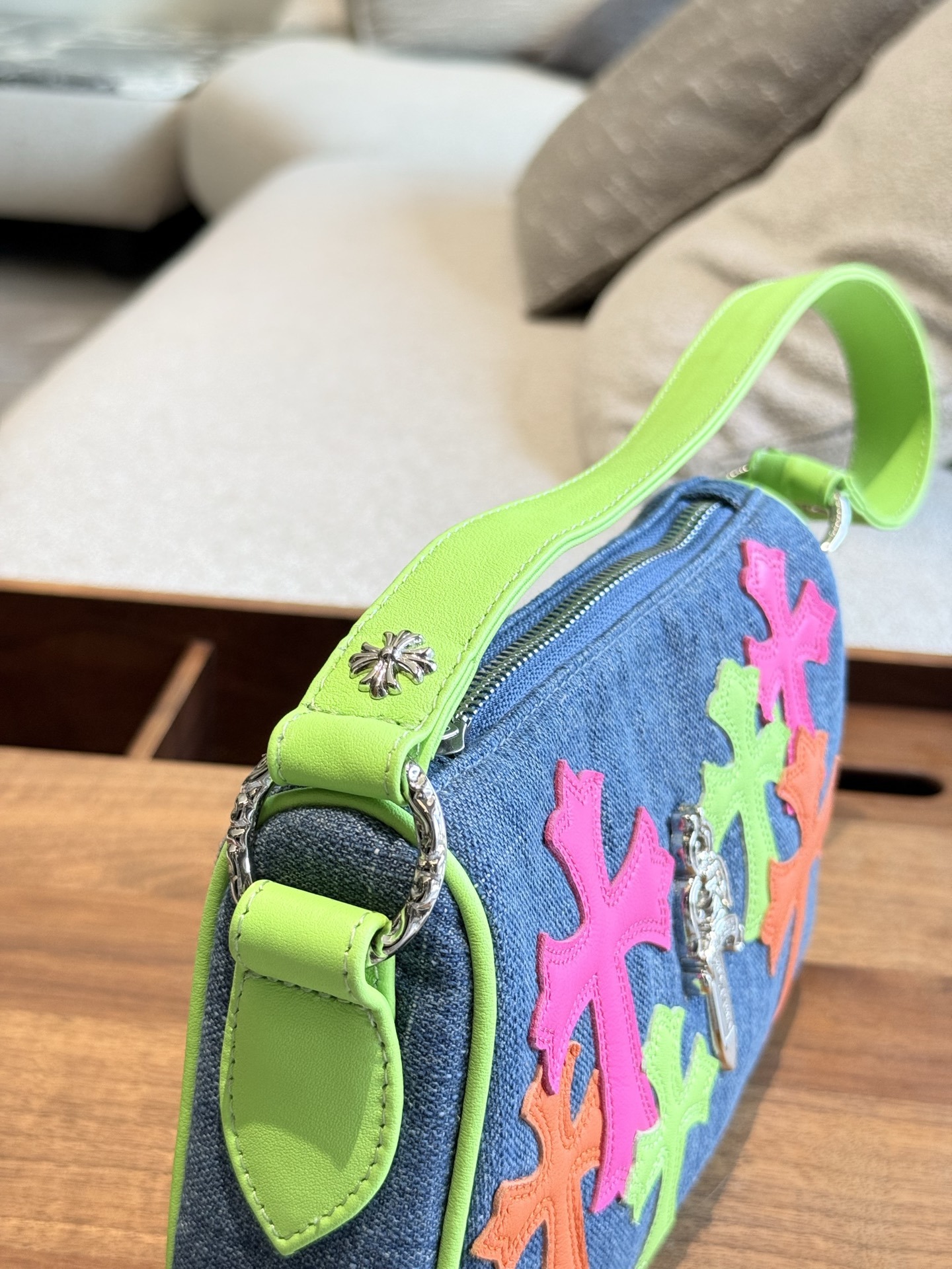 クロムハーツ「Chrome Hearts」十字架のショルダーバッグ