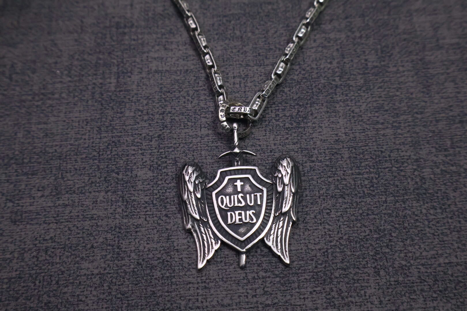 クロムハーツ「Chrome Hearts」のクラシックネックレス - 日常に上品なアクセントを添えるユニセックスモデル