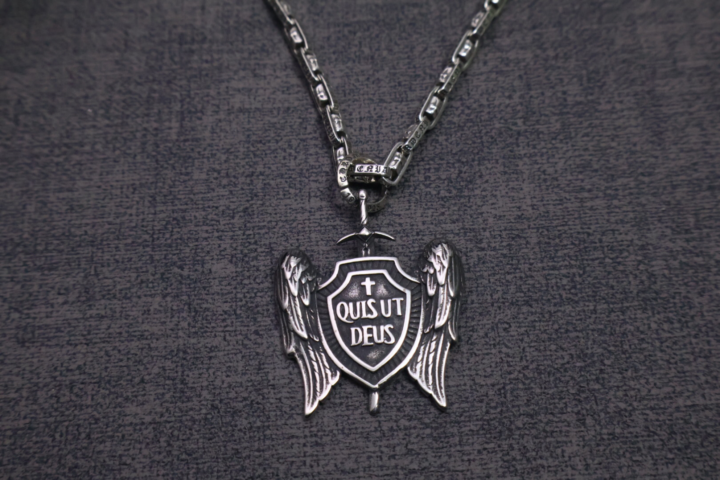 クロムハーツ「Chrome Hearts」のクラシックネックレス - 日常に上品なアクセントを添えるユニセックスモデル