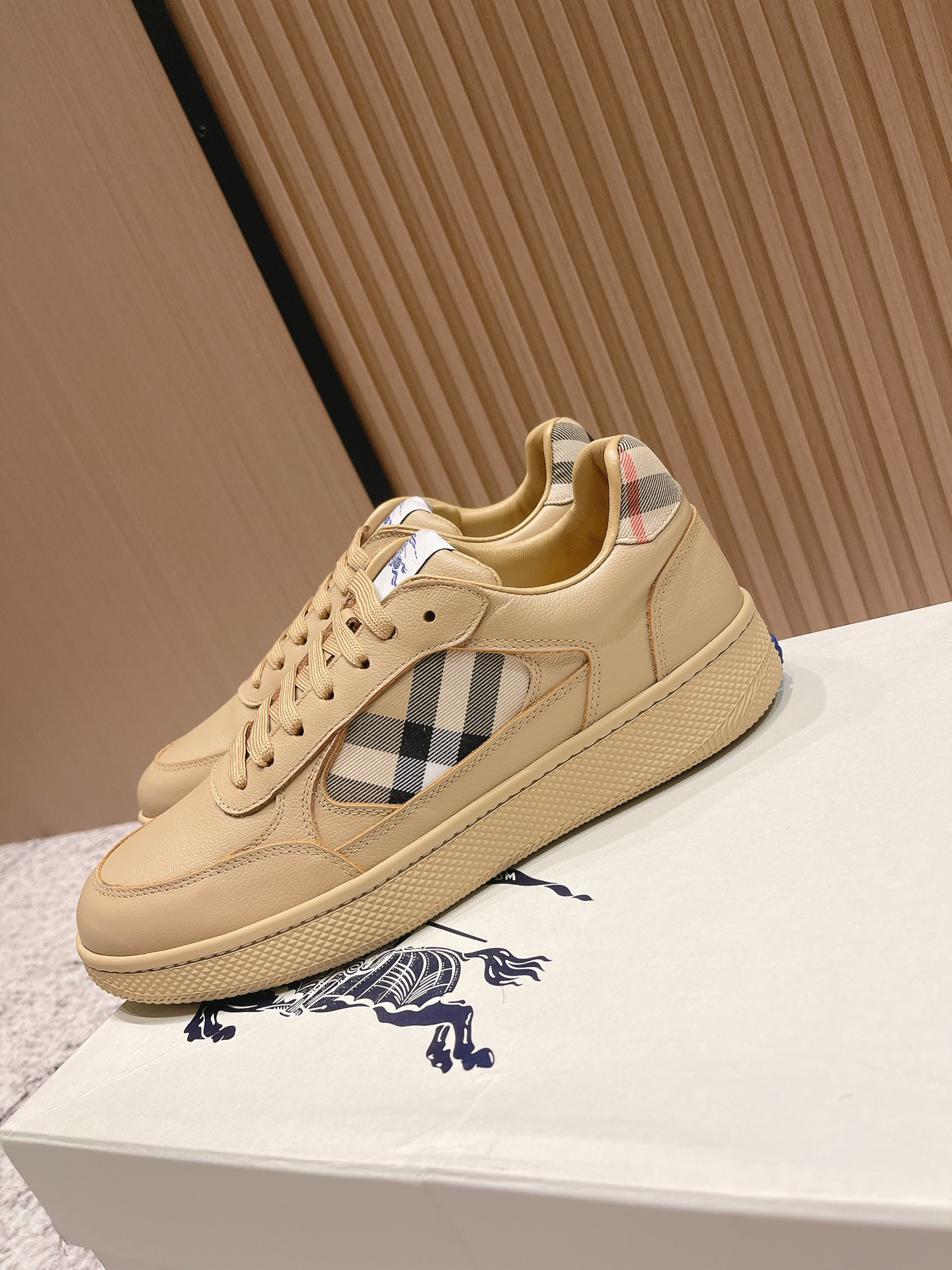 バーバリー「Burberry」バーバリー ボックス スニーカー / プレミアムレザースニーカー