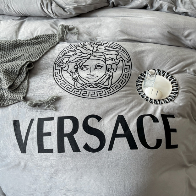 ヴェルサーチ「Versace」プレミアム クリスタルベルベット プリント 4点セット