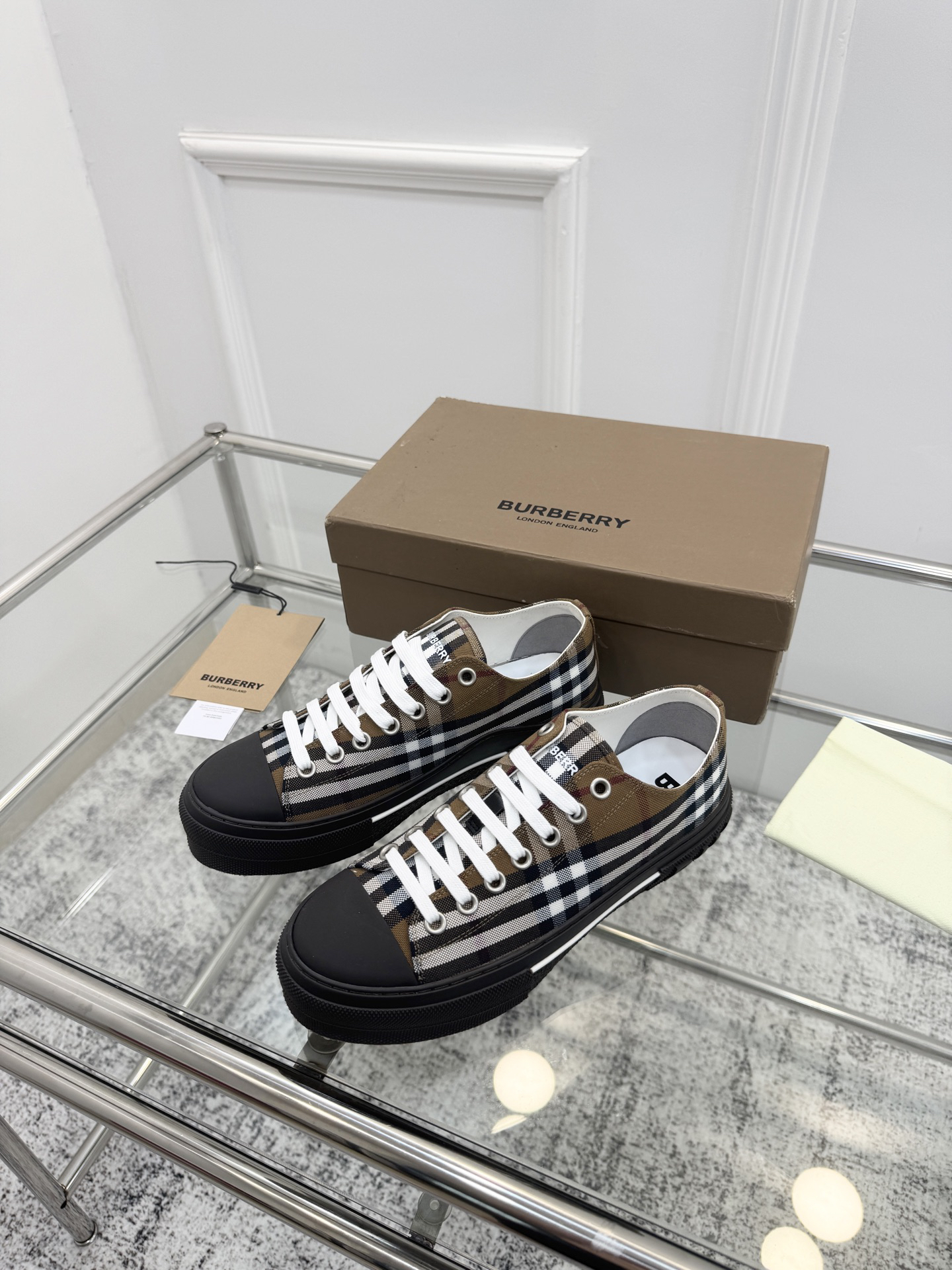 バーバリー「Burberry」バーバリー テラス スニーカー / ユニセックスキャンバスシューズ