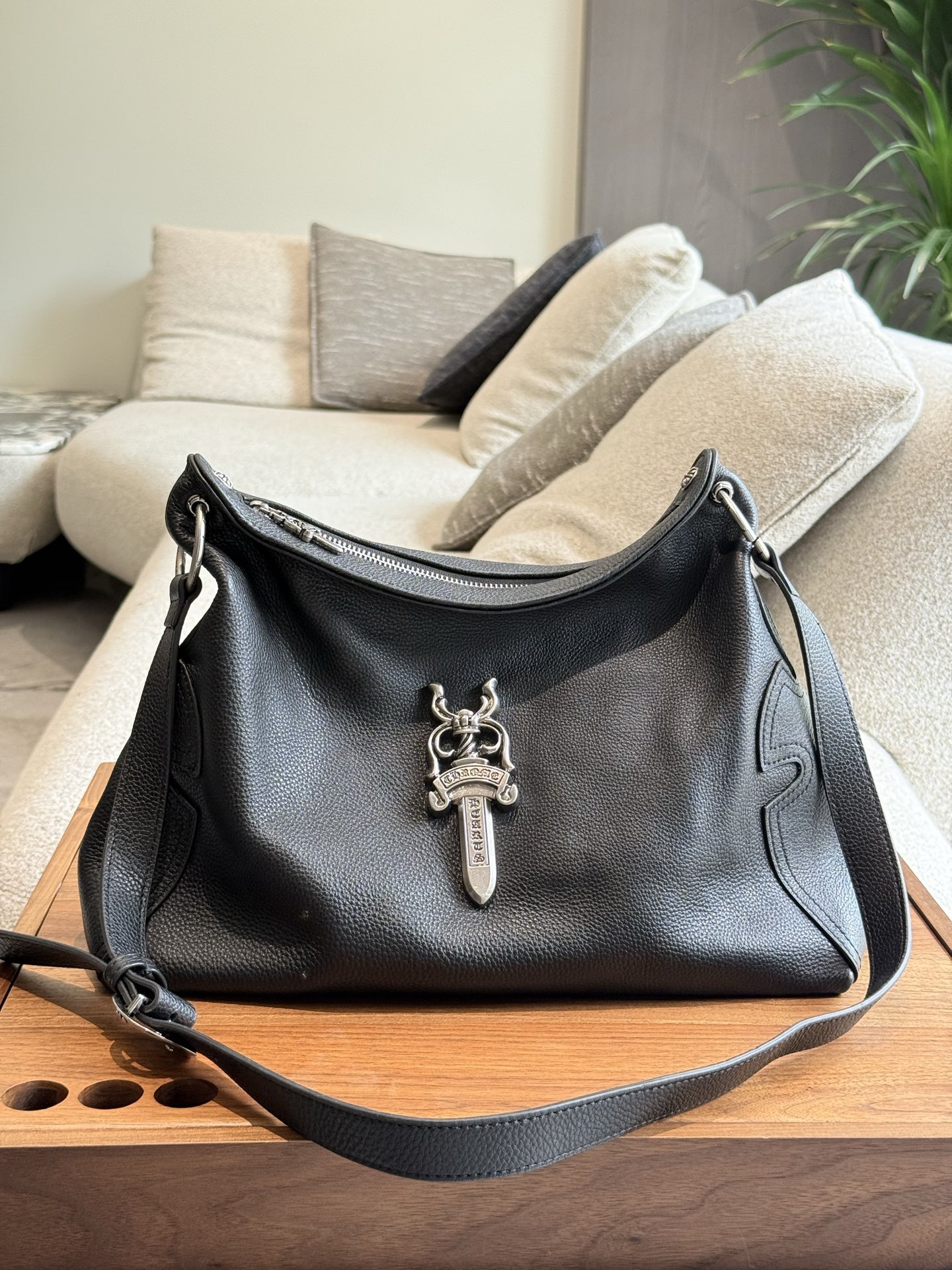 クロムハーツ「Chrome Hearts」十字架のショルダーバッグ