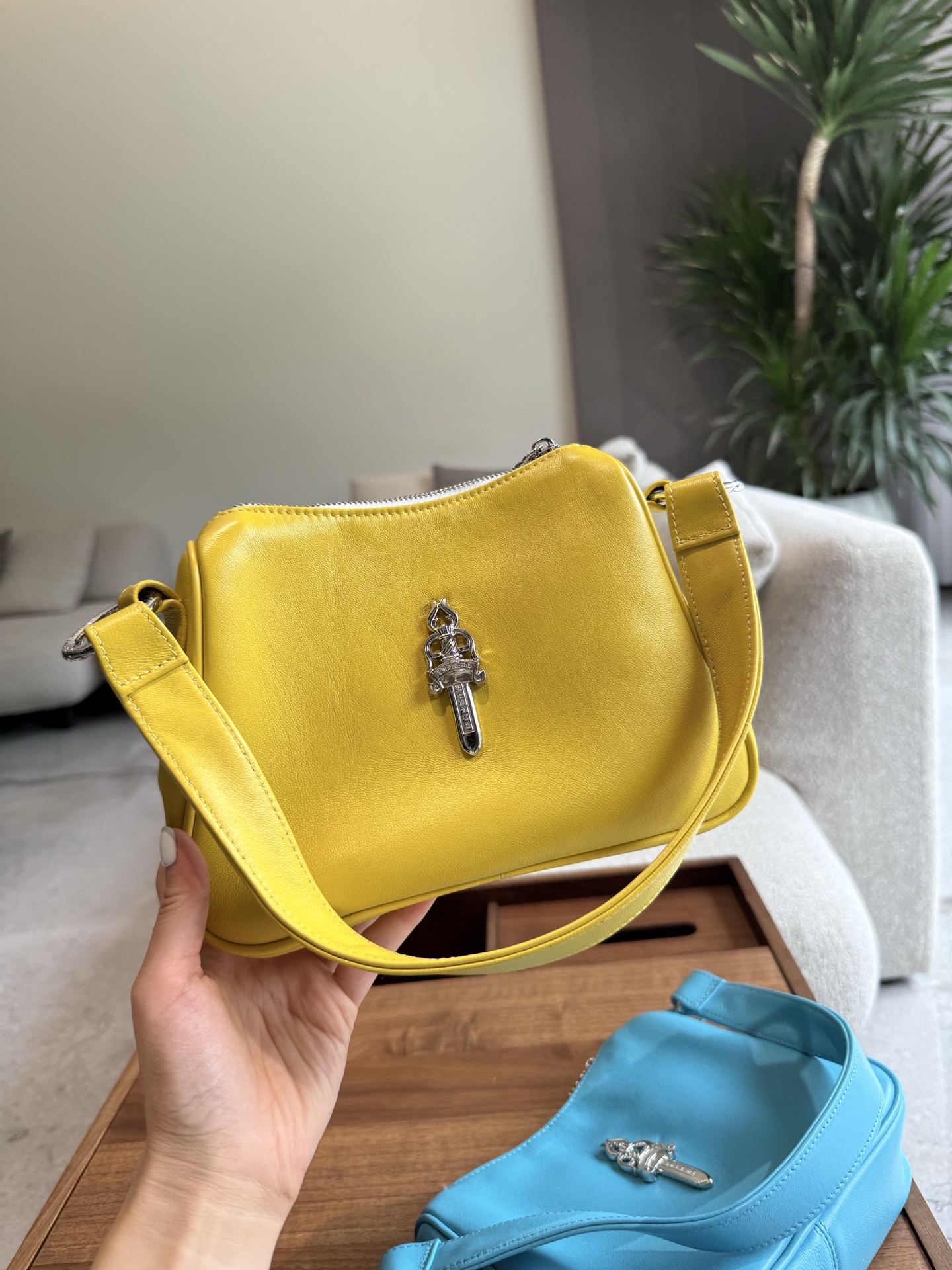 クロムハーツ「Chrome Hearts」十字架のショルダーバッグ