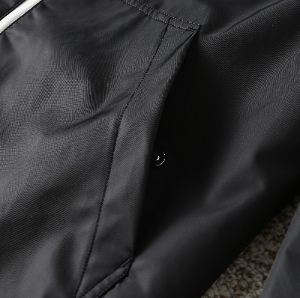 プラダ「Prada」アーリーオータム フード付きジャケット