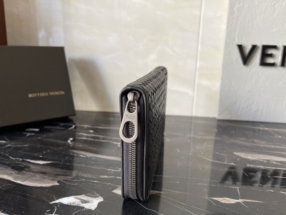 ボッテガ・ヴェネタ「Bottega Veneta」イントレチャート ザッパー ウォレット