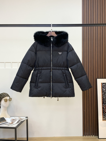 プラダ「Prada」冬の新作 フード付きダウンジャケット