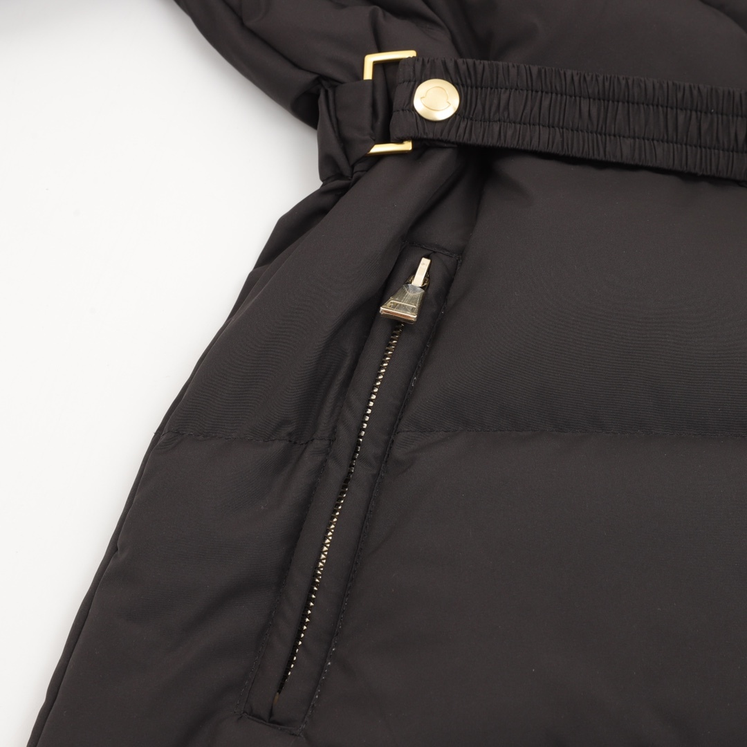 Moncler の新モデル BROSSE のショート丈フード付きダウンジャケットで、V 字の縫い目デザインとウエストを引き締めるベルトが付いて、やせてスリムに見える効果があります