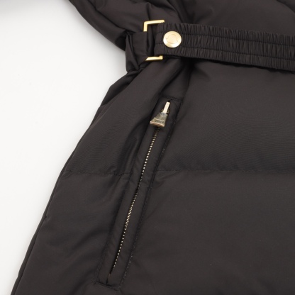 Moncler の新モデル BROSSE のショート丈フード付きダウンジャケットで、V 字の縫い目デザインとウエストを引き締めるベルトが付いて、やせてスリムに見える効果があります