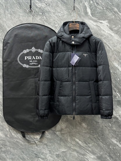 プラダ「Prada」秋冬フード付きダウンジャケット 両面着用