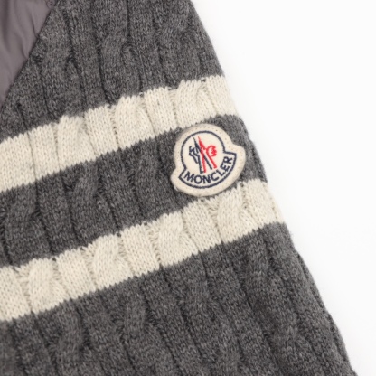 Moncler の軽くて裏地付きウール素材のジッパー付きダウンコート