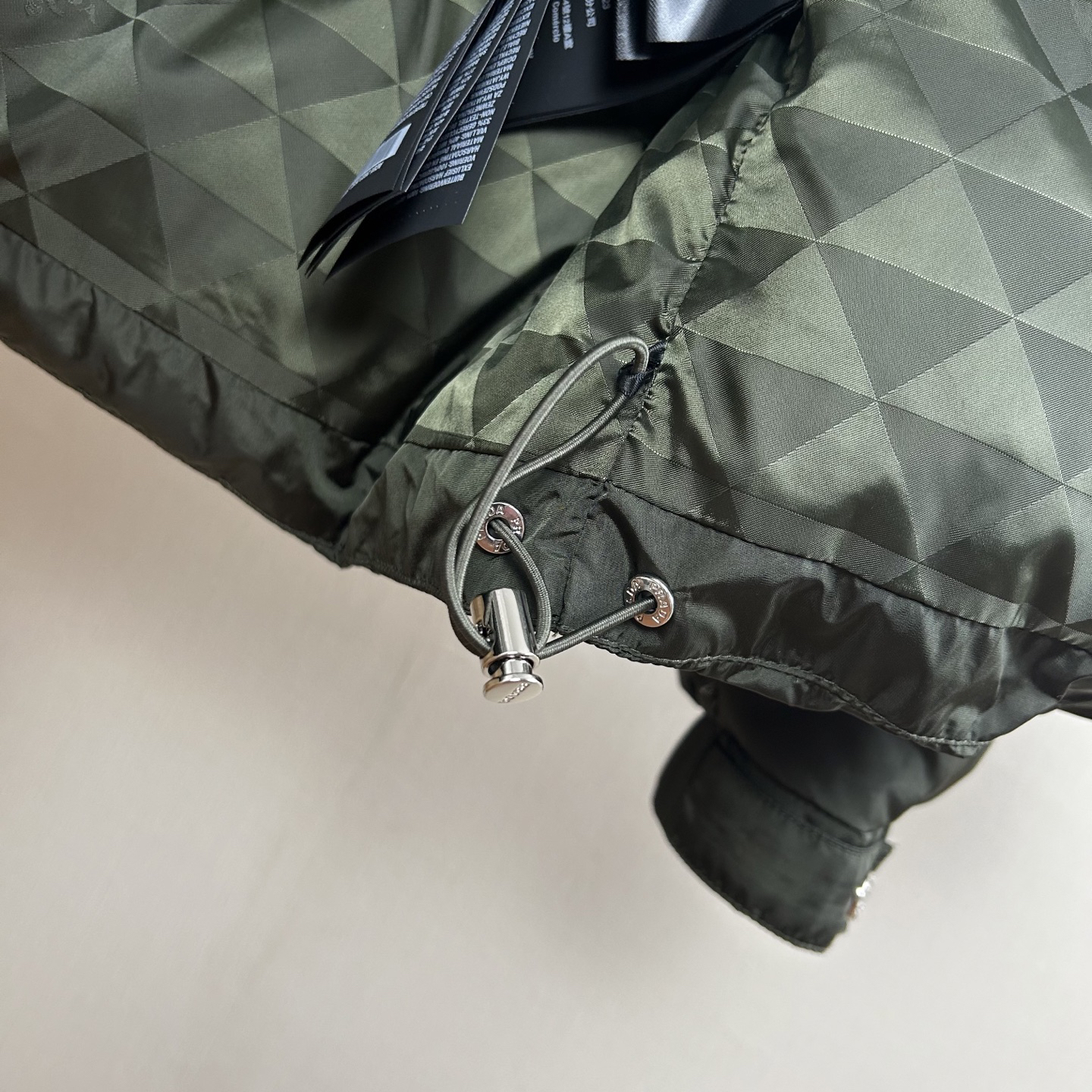 プラダ「Prada」冬の新作 スタンドカラー付きダウンジャケット