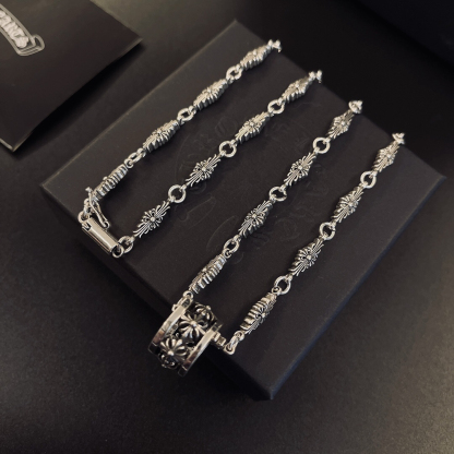クロムハーツ「Chrome Hearts」のクラシックネックレス - 日常に上品なアクセントを添えるユニセックスモデル