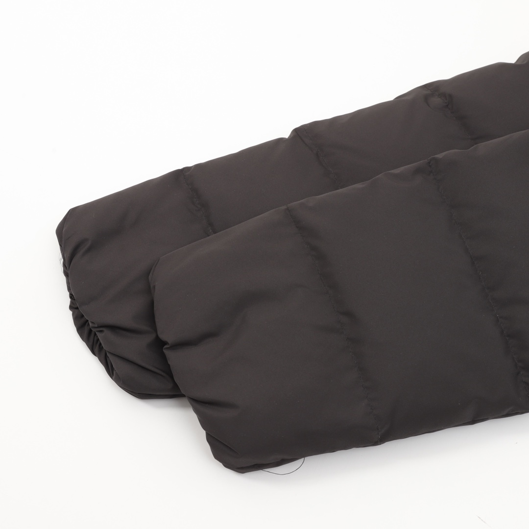 Moncler の新モデル BROSSE のショート丈フード付きダウンジャケットで、V 字の縫い目デザインとウエストを引き締めるベルトが付いて、やせてスリムに見える効果があります