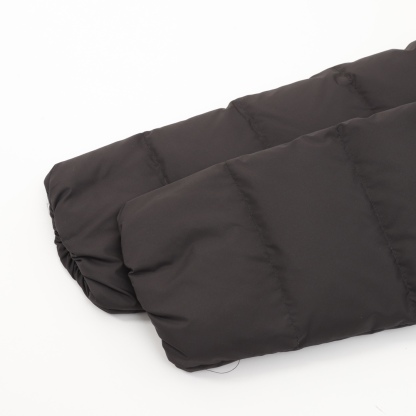 Moncler の新モデル BROSSE のショート丈フード付きダウンジャケットで、V 字の縫い目デザインとウエストを引き締めるベルトが付いて、やせてスリムに見える効果があります