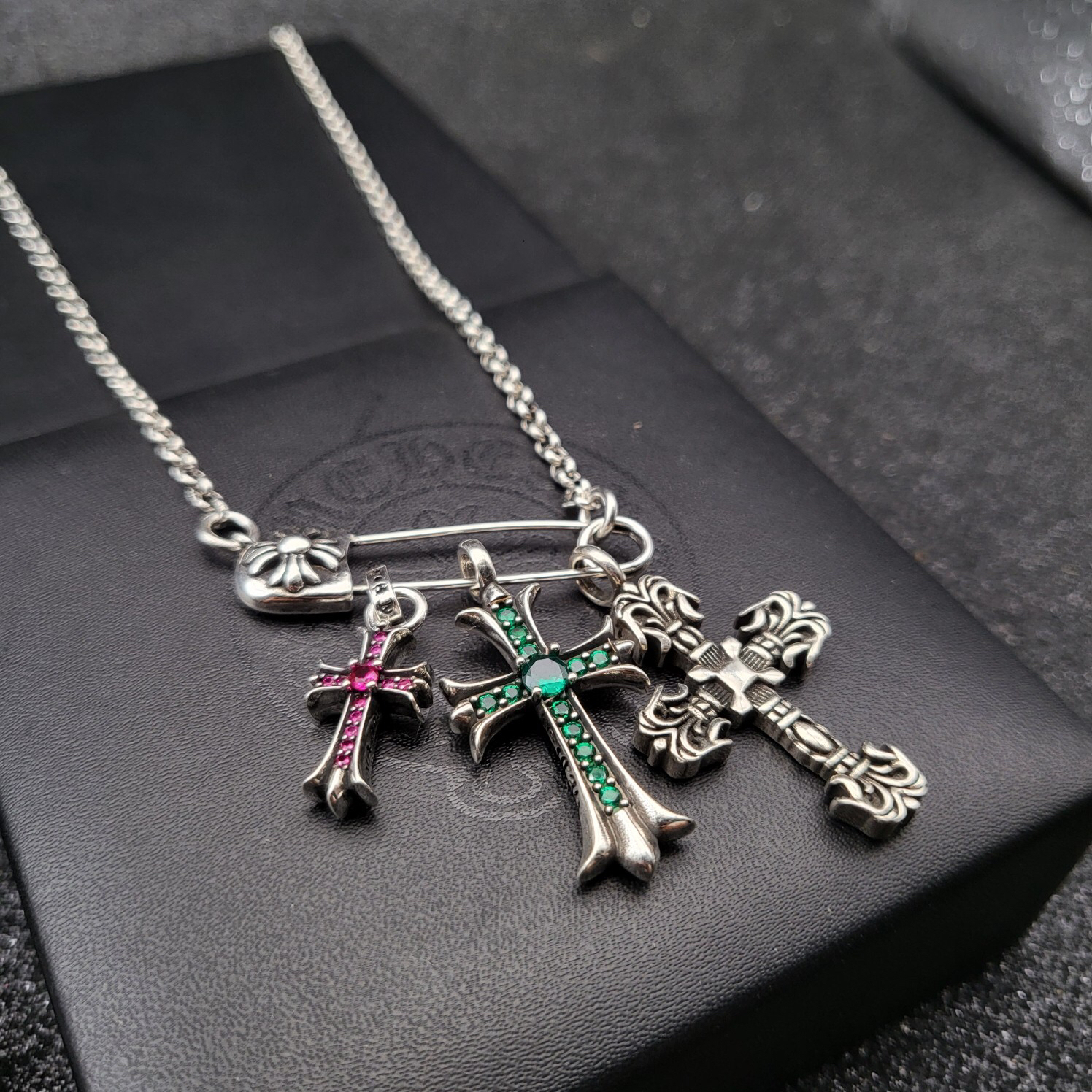 クロムハーツ「Chrome Hearts」のクラシックネックレス - 日常に上品なアクセントを添えるユニセックスモデル