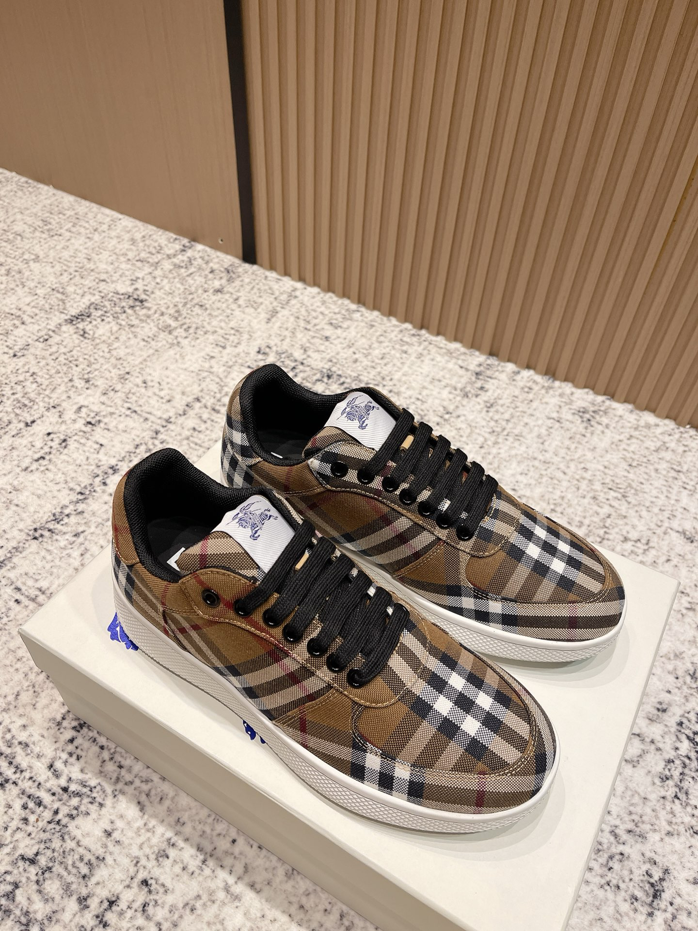 バーバリー「Burberry」バーバリー ボックス スニーカー / プレミアムレザースニーカー