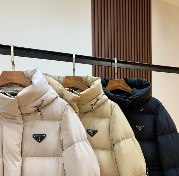 プラダ「Prada」秋冬フード付きダウンジャケット