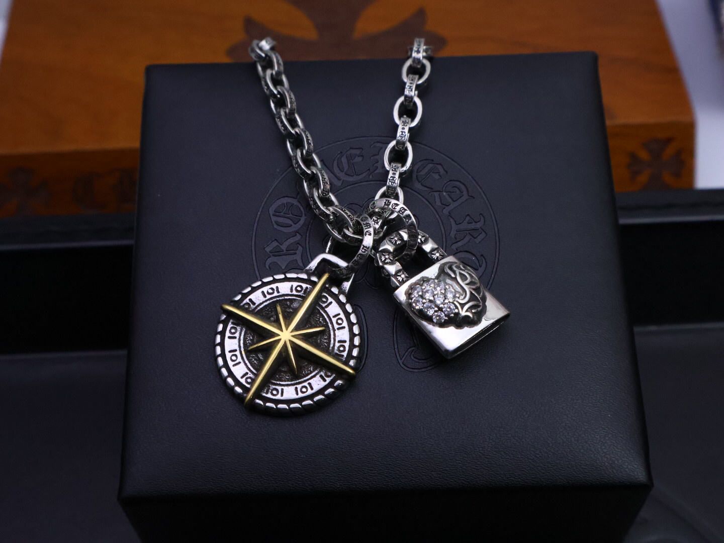 クロムハーツ「Chrome Hearts」のクラシックネックレス - 日常に上品なアクセントを添えるユニセックスモデル