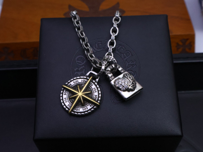クロムハーツ「Chrome Hearts」のクラシックネックレス - 日常に上品なアクセントを添えるユニセックスモデル