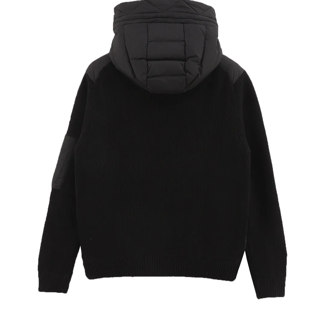 モンクレール（Moncler）の 24S 新作、袖が編み地とつなぎ合わされたパーカ付きの薄手ダウンジャケット