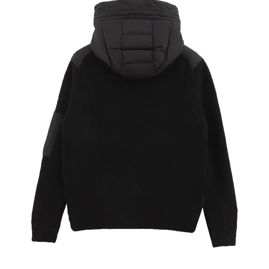 モンクレール（Moncler）の 24S 新作、袖が編み地とつなぎ合わされたパーカ付きの薄手ダウンジャケット