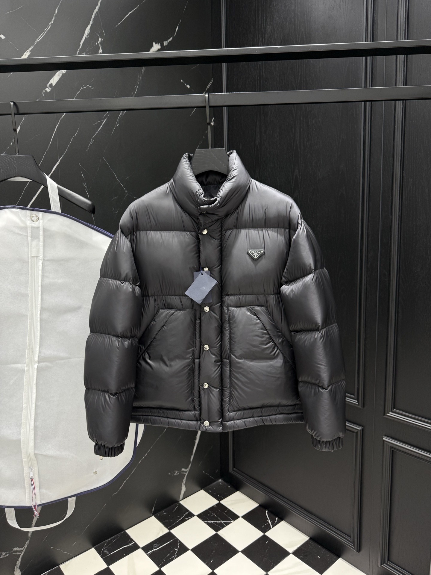 プラダ「Prada」秋冬ダウンジャケット スタンドカラー