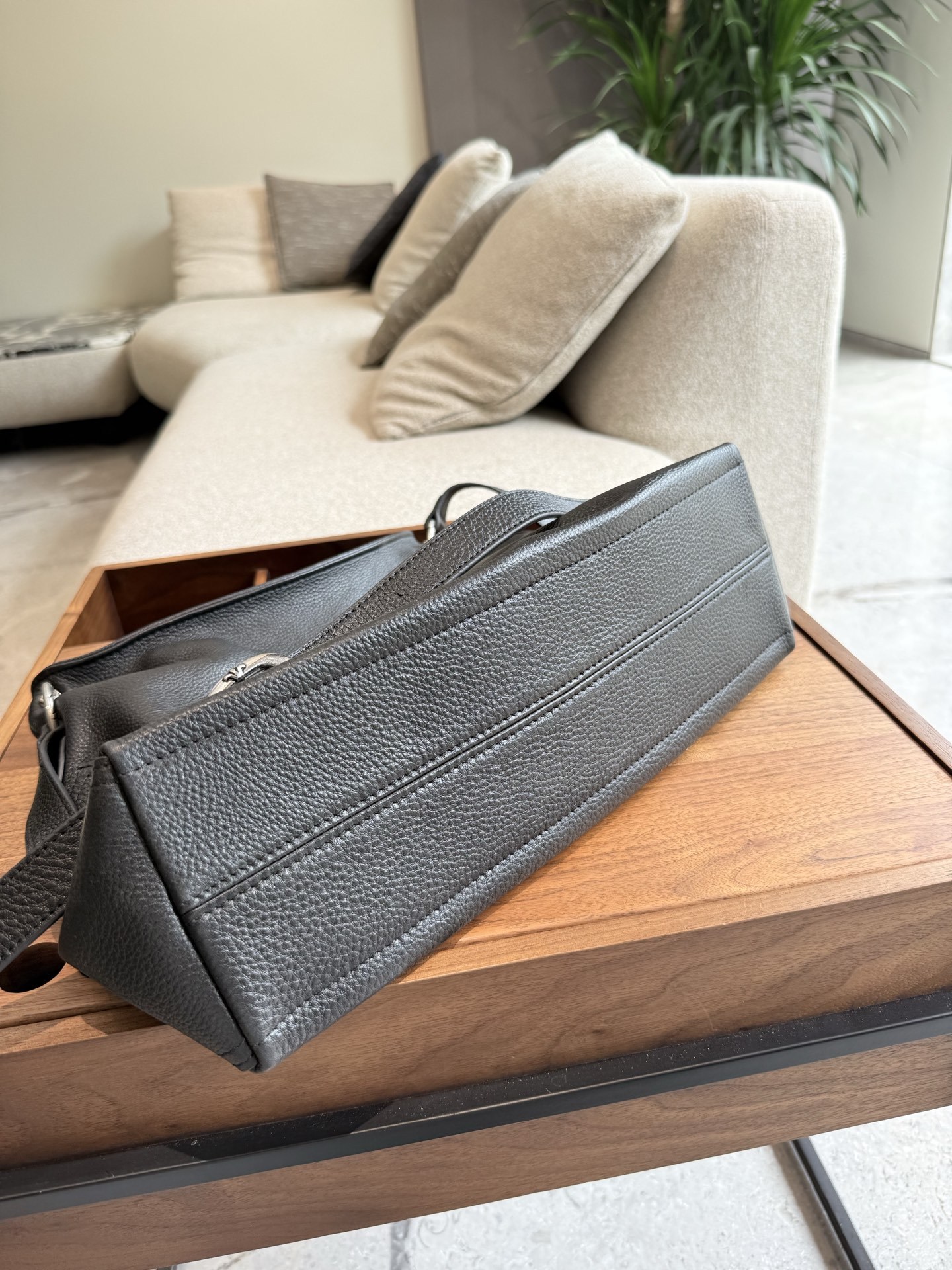 クロムハーツ「Chrome Hearts」十字架のショルダーバッグ