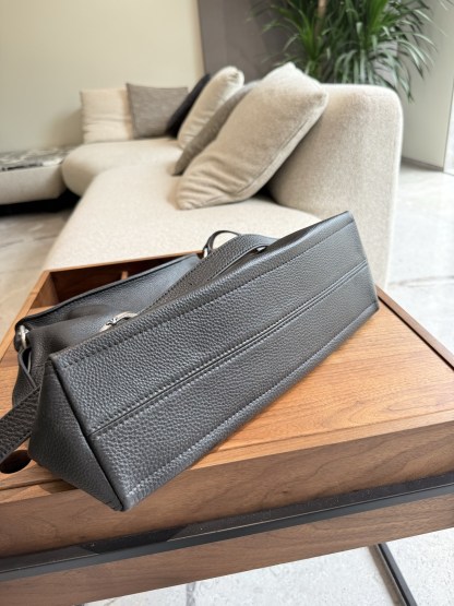 クロムハーツ「Chrome Hearts」十字架のショルダーバッグ