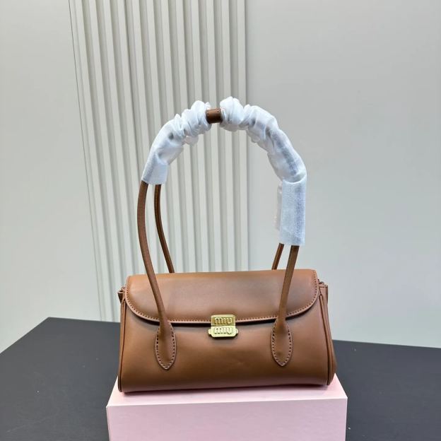 ミュウ ミウ(Miu Miu)ショルダーバッグ・ポシェット（レディース）