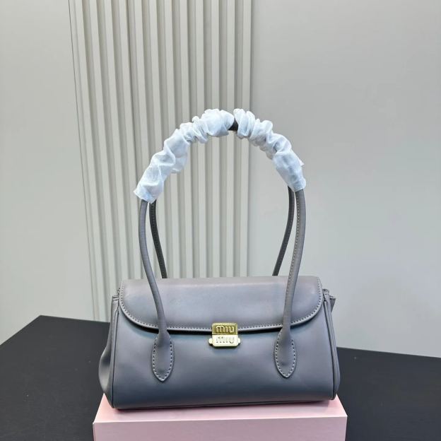 ミュウ ミウ(Miu Miu)ショルダーバッグ・ポシェット（レディース）