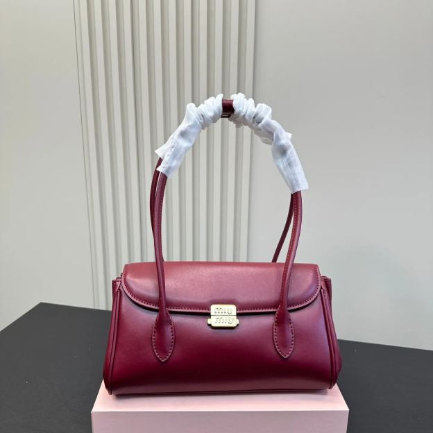 ミュウ ミウ(Miu Miu)ショルダーバッグ・ポシェット（レディース）