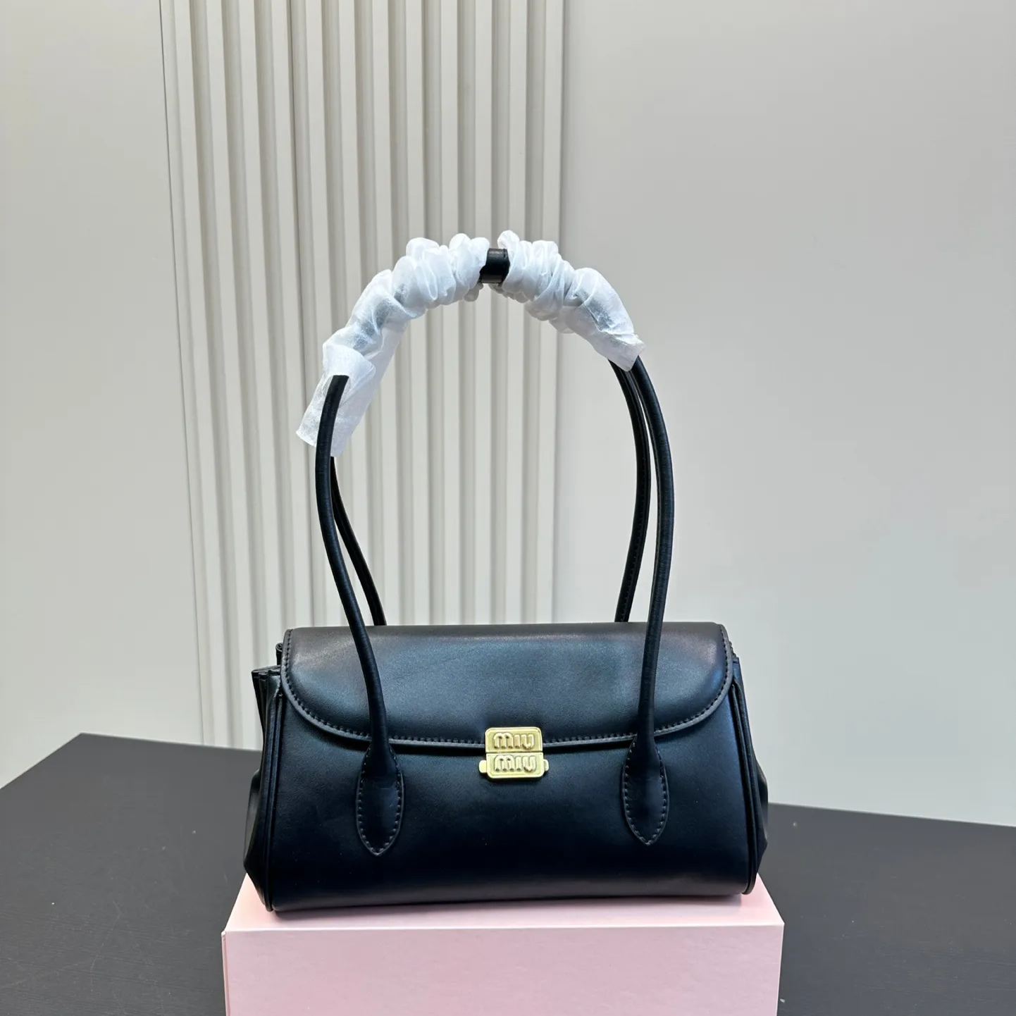 ミュウ ミウ(Miu Miu)ショルダーバッグ・ポシェット（レディース）