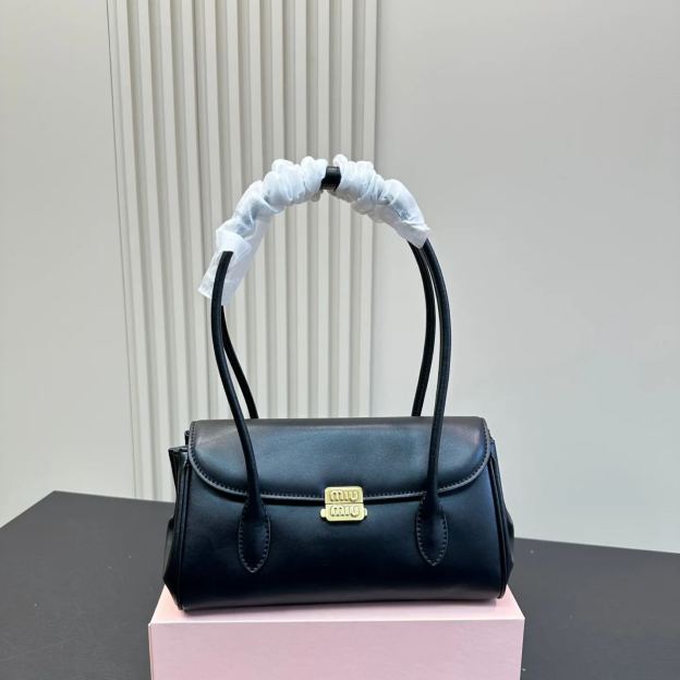 ミュウ ミウ(Miu Miu)ショルダーバッグ・ポシェット（レディース）