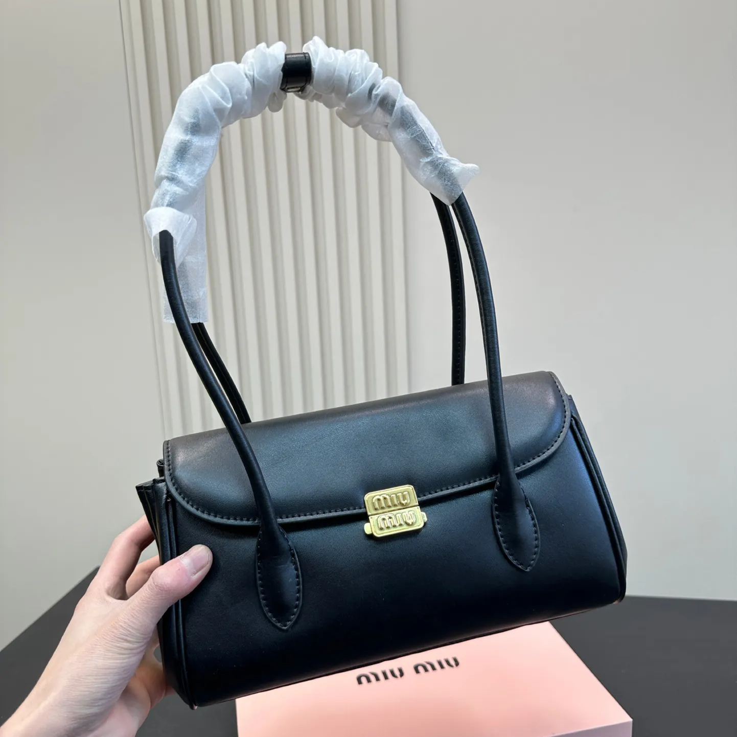 ミュウ ミウ(Miu Miu)ショルダーバッグ・ポシェット（レディース）