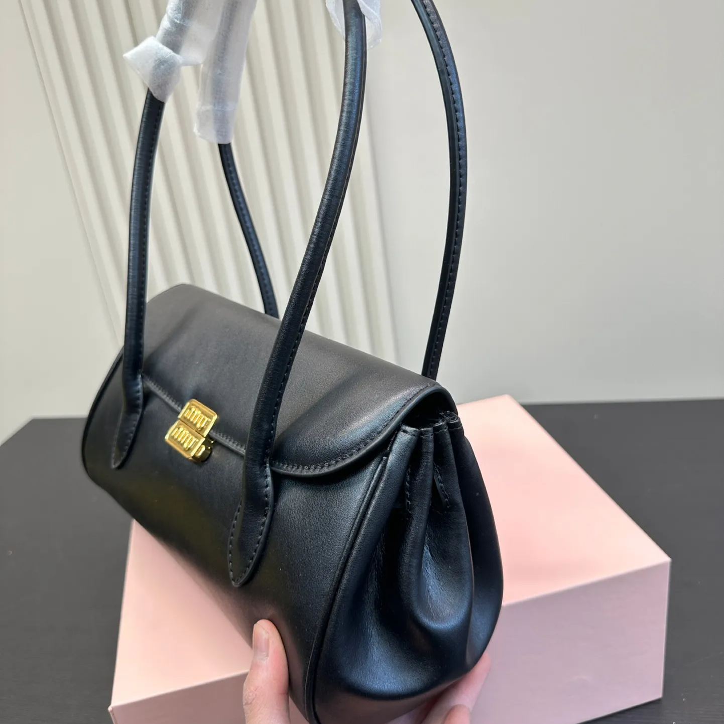 ミュウ ミウ(Miu Miu)ショルダーバッグ・ポシェット（レディース）