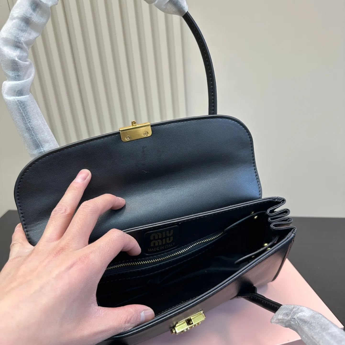 ミュウ ミウ(Miu Miu)ショルダーバッグ・ポシェット（レディース）