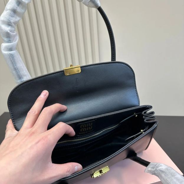 ミュウ ミウ(Miu Miu)ショルダーバッグ・ポシェット（レディース）