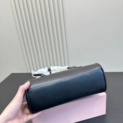 ミュウ ミウ(Miu Miu)ショルダーバッグ・ポシェット（レディース）