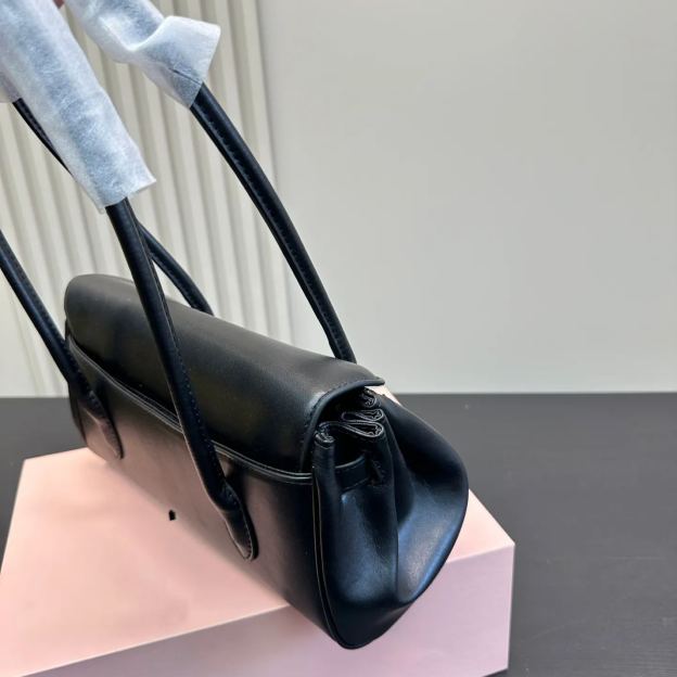 ミュウ ミウ(Miu Miu)ショルダーバッグ・ポシェット（レディース）