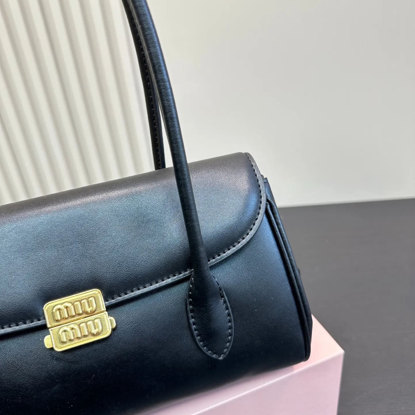 ミュウ ミウ(Miu Miu)ショルダーバッグ・ポシェット（レディース）