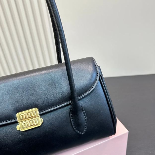 ミュウ ミウ(Miu Miu)ショルダーバッグ・ポシェット（レディース）