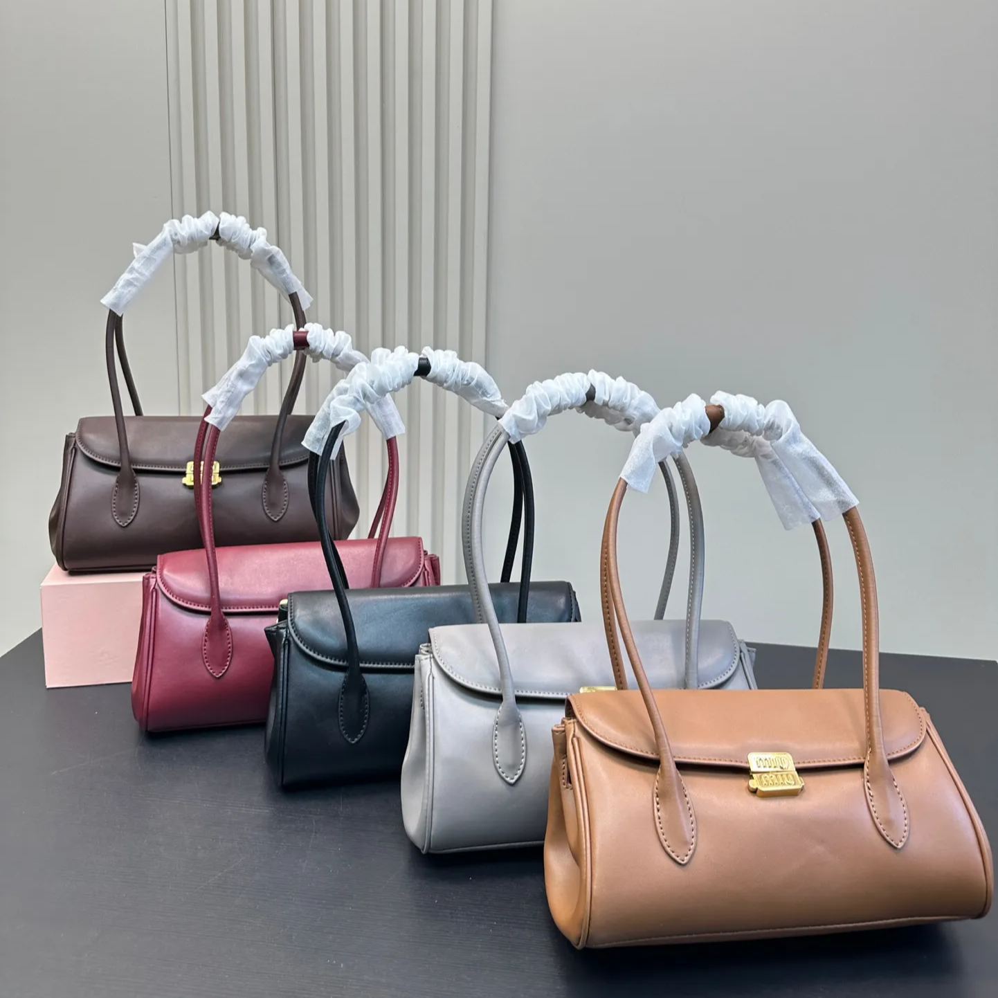 ミュウ ミウ(Miu Miu)ショルダーバッグ・ポシェット（レディース）