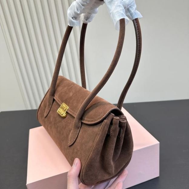 ミュウ ミウ(Miu Miu)ショルダーバッグ・ポシェット（レディース）