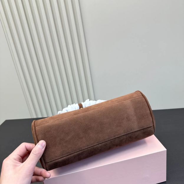 ミュウ ミウ(Miu Miu)ショルダーバッグ・ポシェット（レディース）