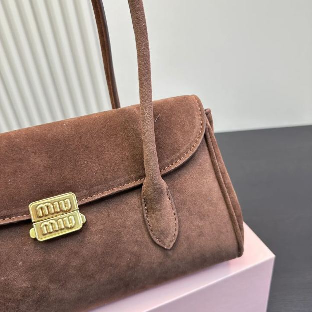 ミュウ ミウ(Miu Miu)ショルダーバッグ・ポシェット（レディース）