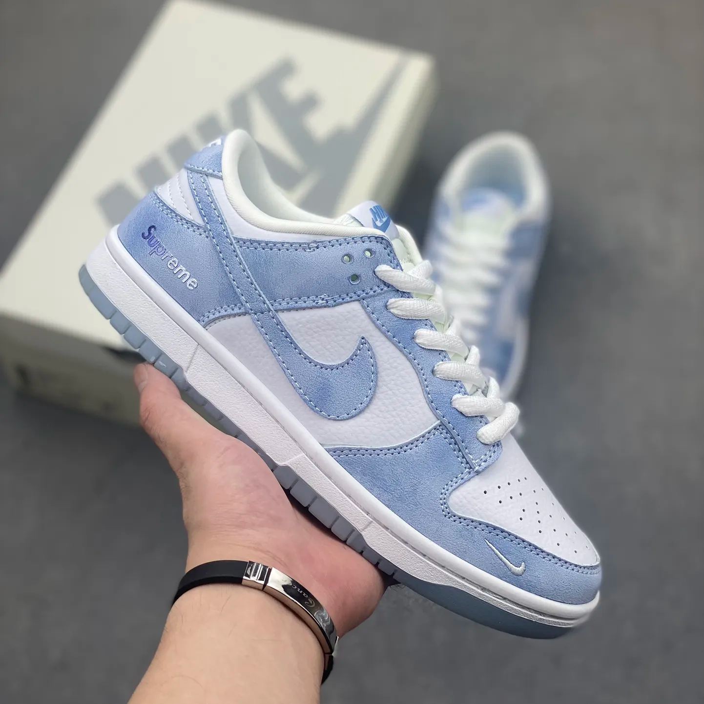 「コラボモデル」Supreme x Nike SB Dunk Low スニーカー