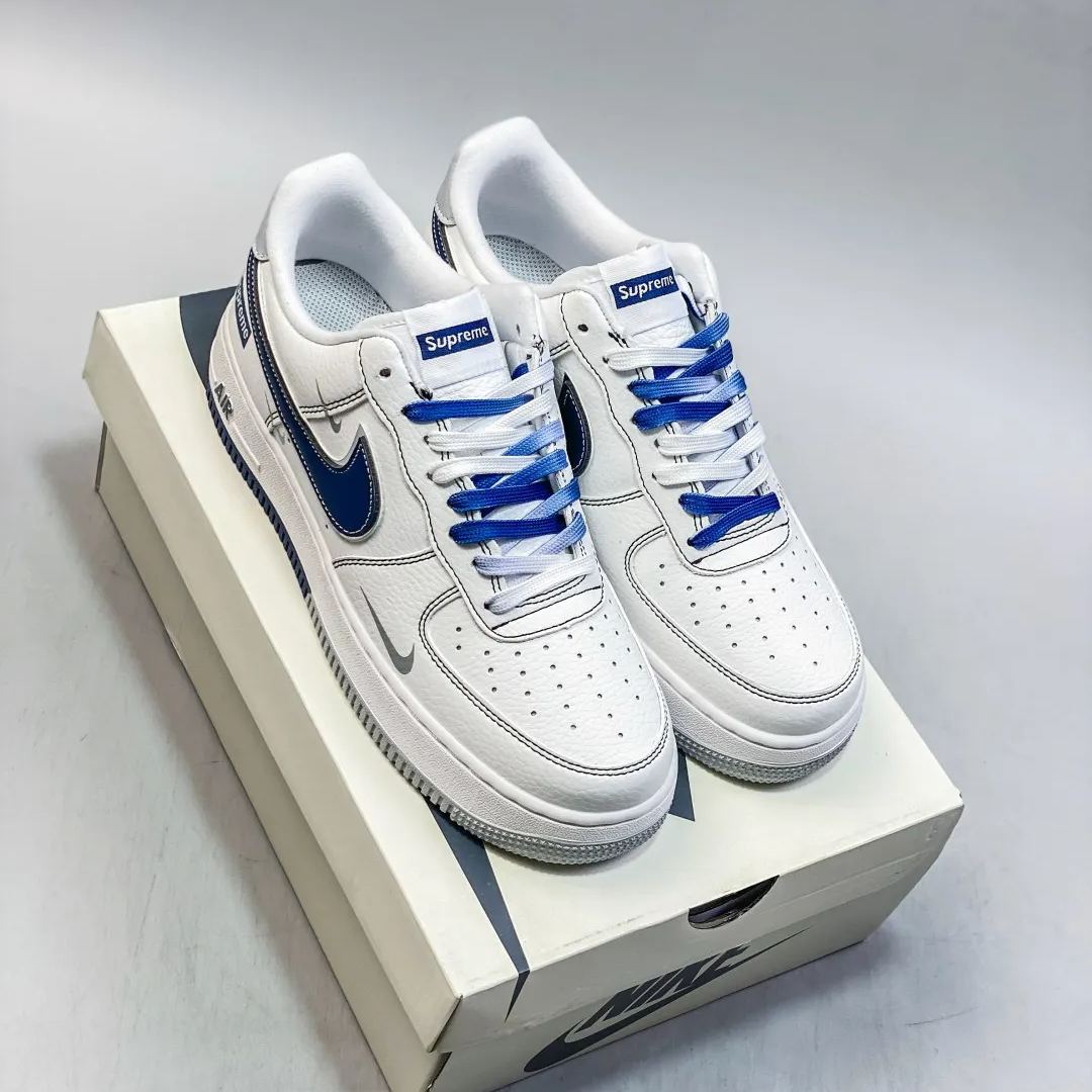 「コラボモデル」Supreme x Nike SB Dunk Low スニーカー