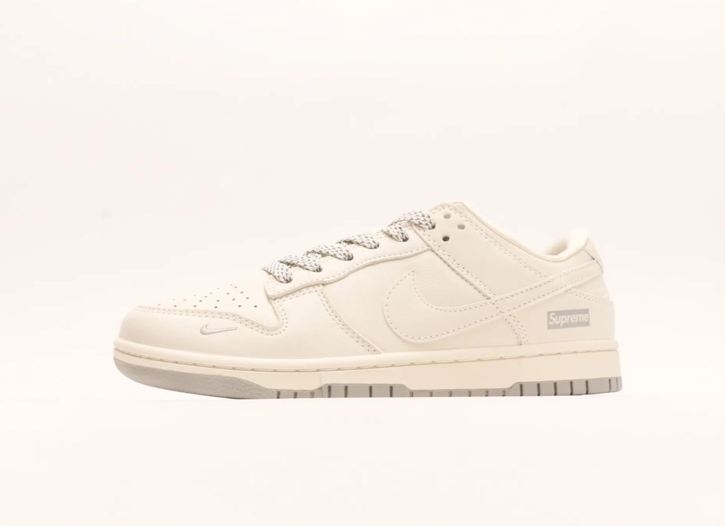 「コラボモデル」Supreme x Nike SB Dunk Low 【スニーカー】