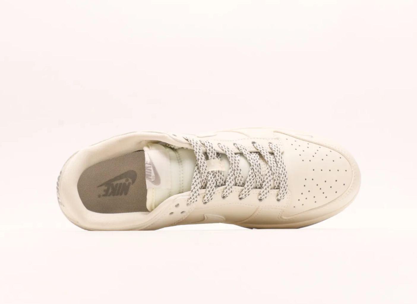 「コラボモデル」Supreme x Nike SB Dunk Low 【スニーカー】